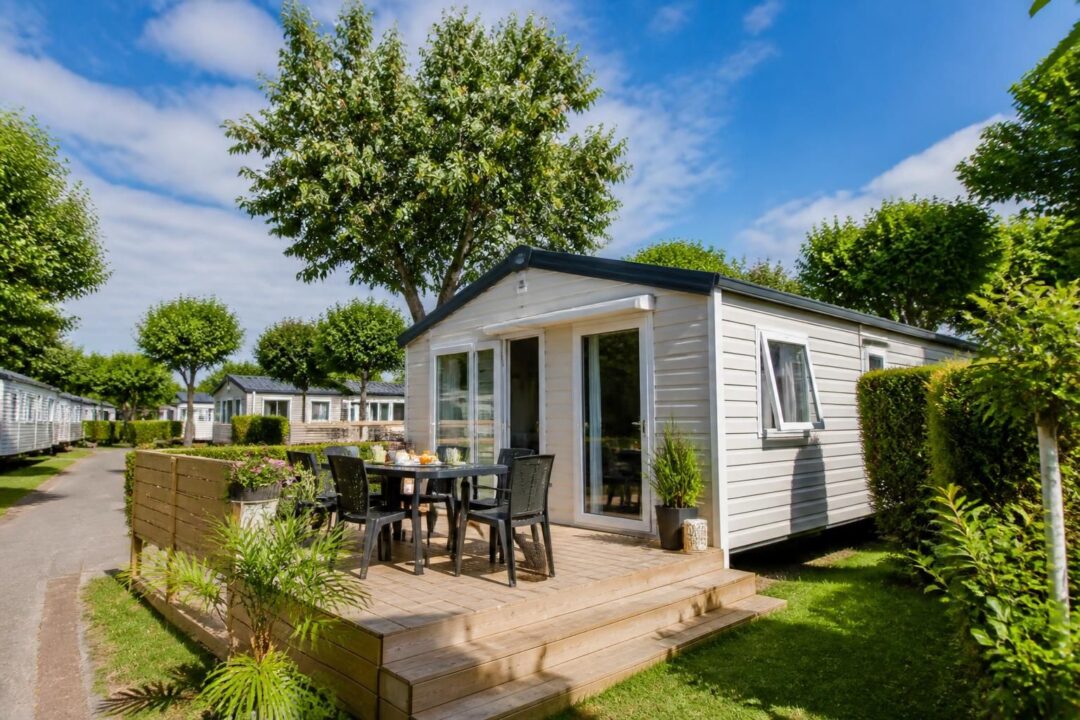 découvrez le vrai budget pour un mobil-home en camping à l'année : prix d'achat, frais d'entretien et coûts annexes expliqués clairement.