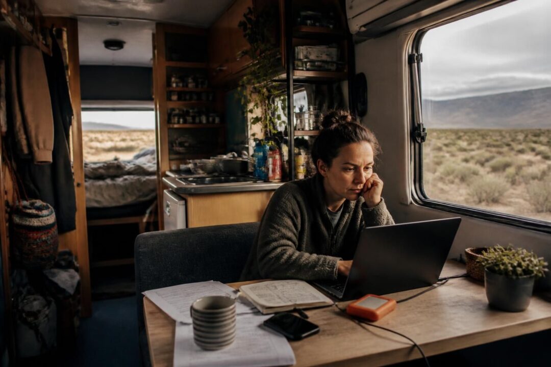 découvrez les réalités méconnues de la vie en camping-car à l'année, entre liberté, défis quotidiens et conseils pratiques pour s'adapter pleinement à ce mode de vie atypique.
